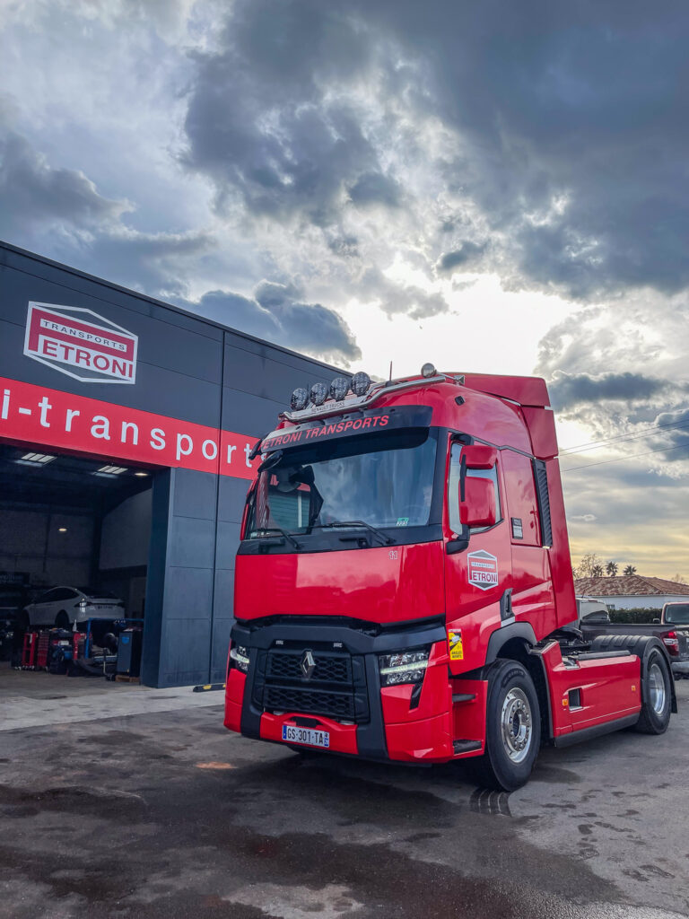 Camion rouge Petroni dans le garage